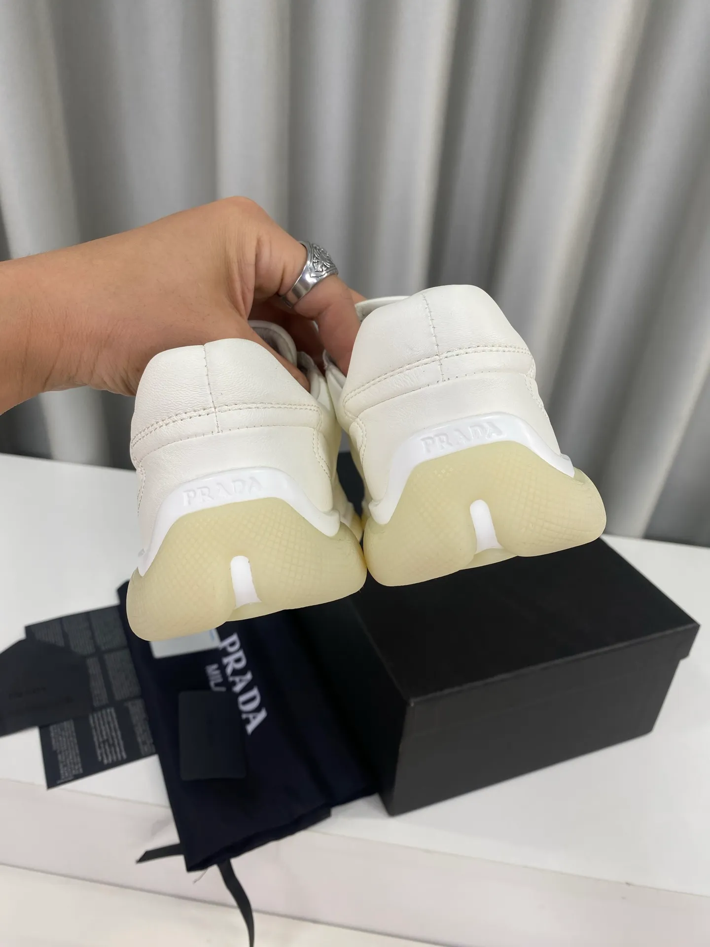 👟👟Ex-factory price 520👟👟 Prada 25ss spring and summer new moral training shoes casual shoes! Seikoly manufactured, even stitching, leather texture visible, multi-color stitching, fashionable and generous, soft, comfortable and breathable, decorated with PRADA letter logo on the outside It comes with a fabric lining, silver-plated logo cowhide foot pads, and P's exclusive rubber outsole. The details are meticulously crafted, making it a versatile item for travel! ▪Upper: Made of original imported cowhide ▪Inner foot pads: sheepskin ▪Sole: Original customized rubber outsole ▪Size: 35-40 (40 orders are not returnable)